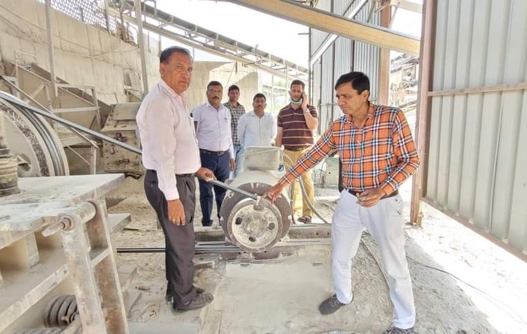 अवैध खनन पर प्रशासन सख्त, किया दादूबास क्षेत्र में क्रेशर सील, डीएम के निर्देश पर की गई कार्रवाई