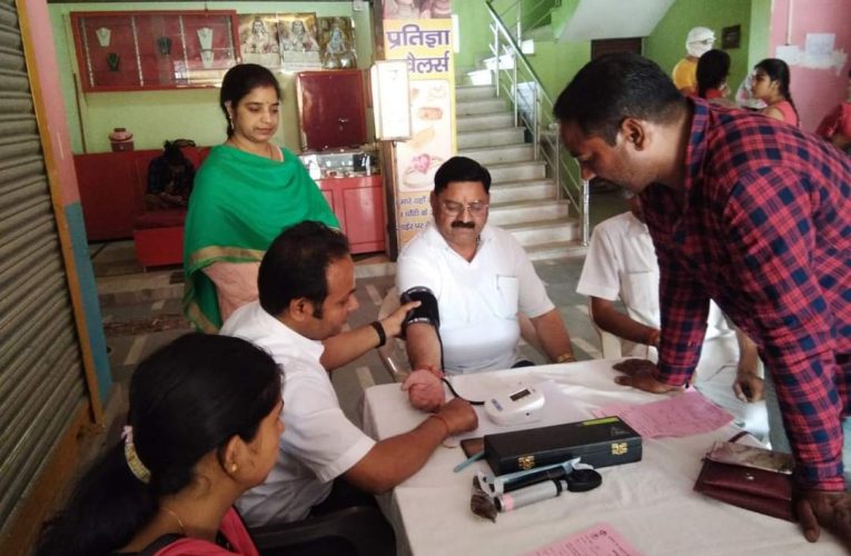 निशुल्क मेडिकल कैंप आयोजित कर मनाई  ज्योतिबा फूले जयंती, भाजपा जिला अध्यक्ष डॉक्टर जयपाल सिंह चौहान ने किया मेडिकल कैंप का शुभारंभ