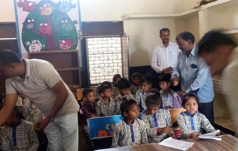 ज्योतिबा फुले की जयंती पर स्कूली बच्चों को फल वितरित किए गए