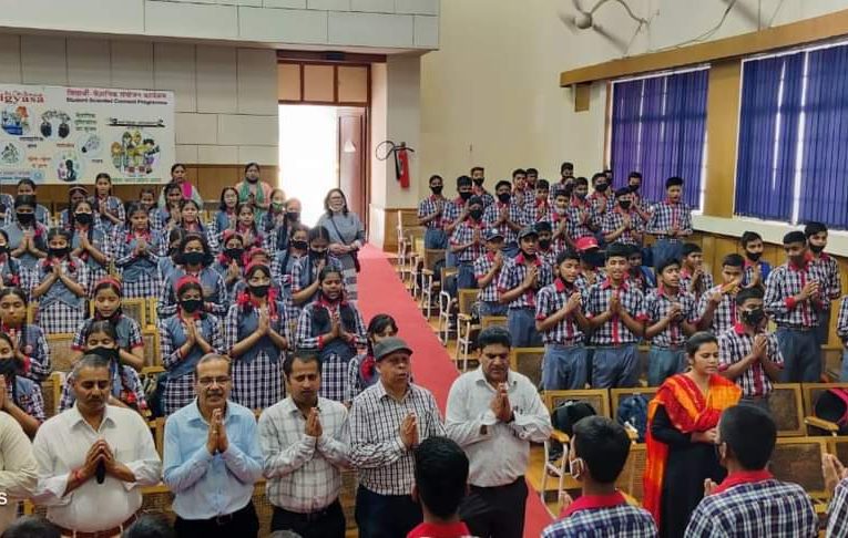केंद्रीय विद्यालय 2 के विद्यार्थियों ने सीबीआरआई का भ्रमण किया
