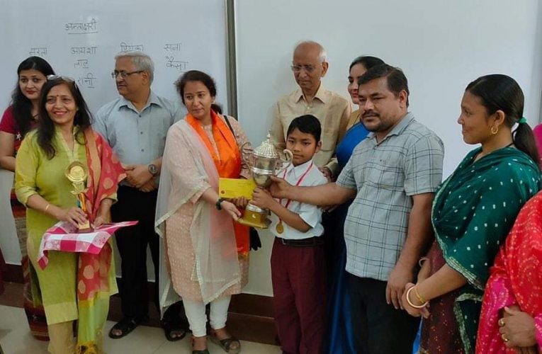 अनुश्रुति छात्रों का उत्साहवर्धन किया, अनुश्रुति विद्यालय में प्रगति पत्र वितरण समारोह आयोजित