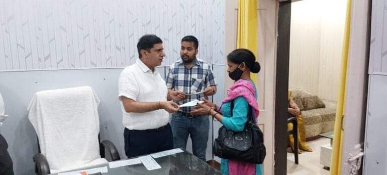भाजपा शासन में हो रहा है सभी वर्ग के लोगों का विकास, विधायक प्रदीप बत्रा ने जरूरतमंदों को मुख्यमंत्री राहत कोष के चेक वितरित किए