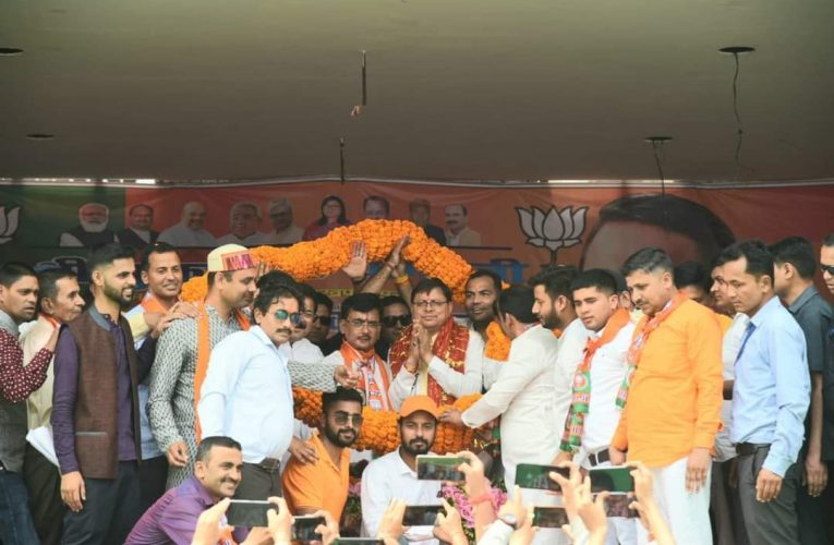 भ्रष्टाचार मुक्त व्यवस्था देना प्राथमिकता, सीएम धामी ने रोड शो कर चंपावत में जनसभा को किया संबोधित