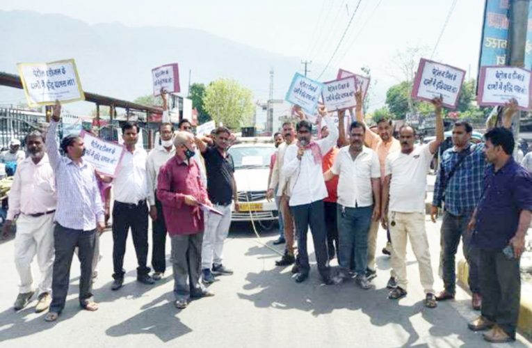 पेट्रोल-डीजल के दाम में वृद्धि के विरोध में चालक- परिचालकों ने रस्सियों से बांधकर खींची कार