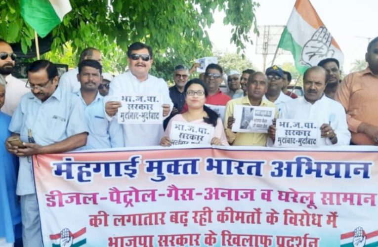 हरिद्वार में कांग्रेसियों ने पैदल मार्च निकालकर किया महंगाई के खिलाफ प्रदर्शन