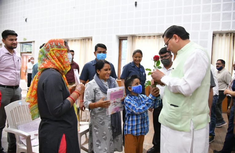 सीएम धामी ने सुनी जन समस्याएं, अधिकारियों को दिए निराकरण के निर्देश