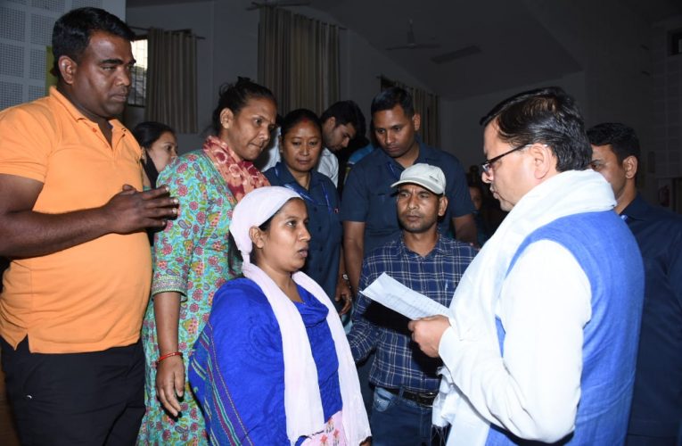 सीएम पुष्कर सिंह धामी ने सुनी जनसमस्यायें, समस्याओं के निराकरण के दिए निर्देश