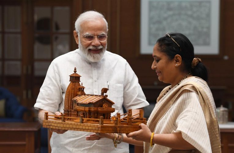 उत्तराखंड विधानसभा अध्यक्ष ऋतु खंडूडी भूषण ने की पीएम मोदी से मुलाकात, केदारनाथ मंदिर का प्रतीक चिन्ह किया भेंट