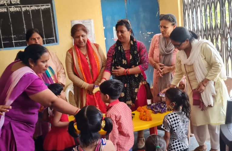 भाजपा महिला मोर्चा ने आंगनवाड़ी में बच्चों को वितरित की पोषक किट
