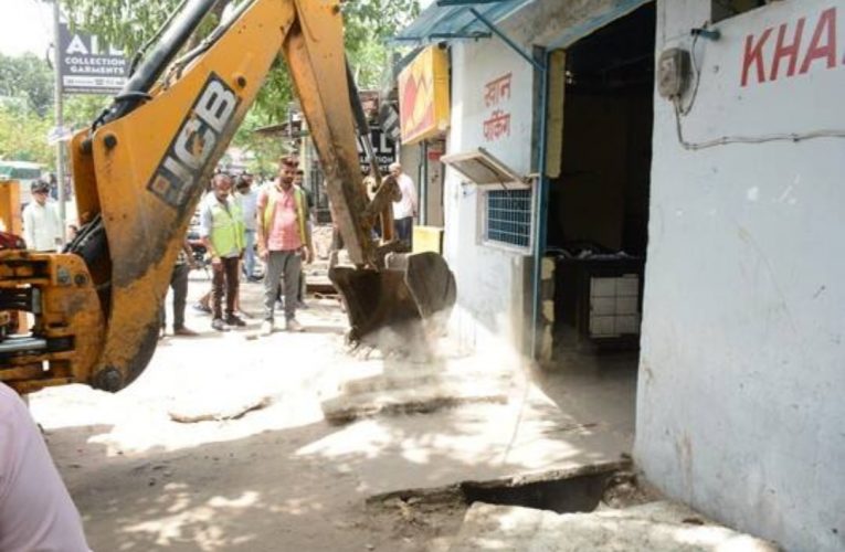 रुड़की में अतिक्रमण पर चला नगर निगम का बुलडोजर, मलकपुर चुंगी से सोलानी पुल तक चलाया गया अभियान