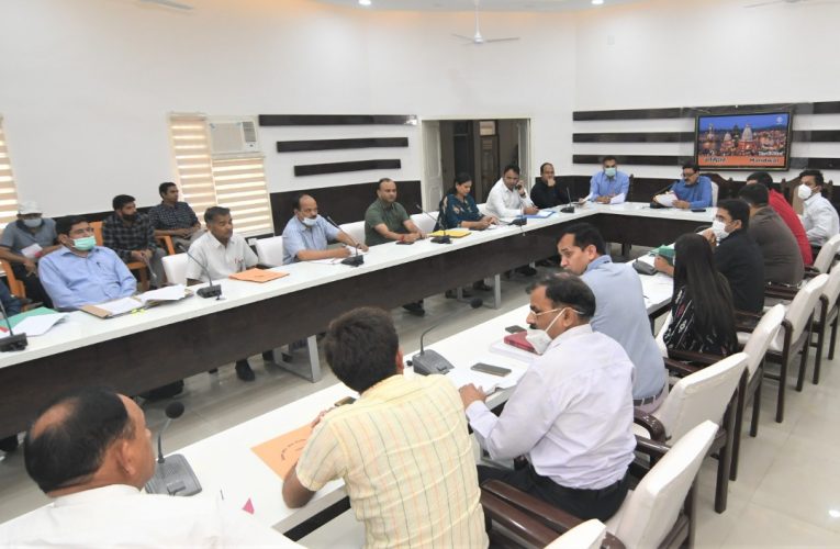सरकारी भूमि से अवैध कब्जे हटाए जाए, जिलाधिकारी ने बैठक में दिए निर्देश