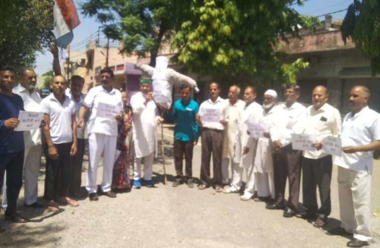 बिजली कटौती के विरोध में सरकार का फूंका पुतला, कांग्रेस कार्यकर्ताओं ने कहा जनता का शोषण कर रही है भाजपा सरकार