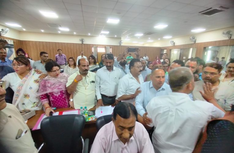 देहरादून नगर निगम की बोर्ड बैठक में जमकर हंगामा, राज्य आंदोलन में बलिदान देने वाले को पत्थरबाज कहने पर भिड़े पार्षद