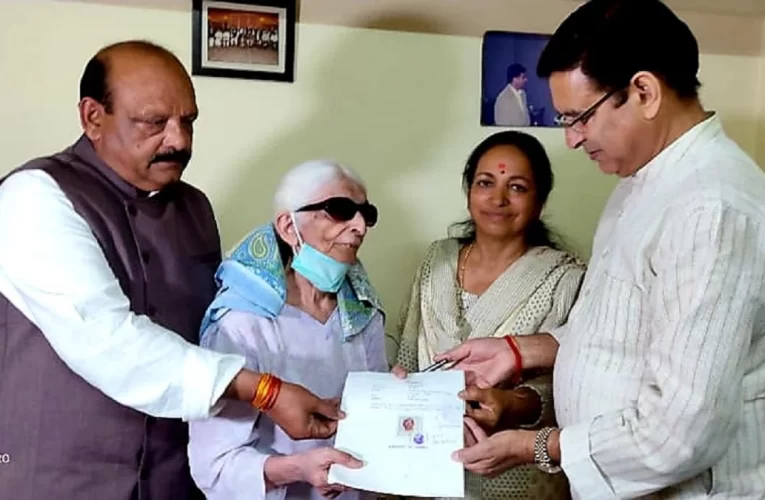 देहरादून की महिला पुष्पा मुन्जियाल राहुल गांधी के नाम की अपनी सारी संपत्ति, बोलीं – देश को राहुल की जरूरत