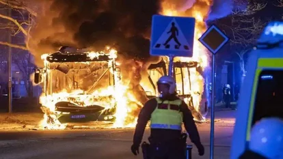 कुरान जलाने के बाद भड़की हिंसा, झड़प में अब तक 16 पुलिसकर्मी घायल, कई वाहन आग के हवाले
