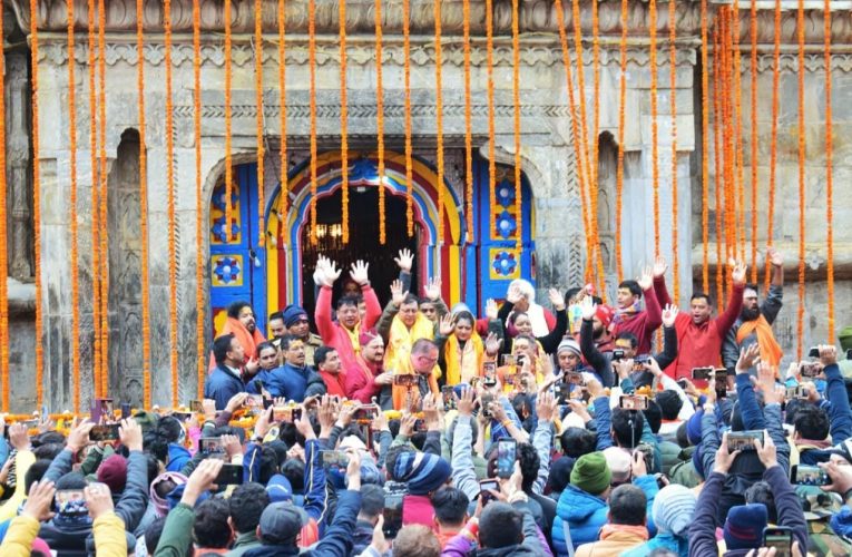जय केदार के जयकारों के बीच भगवान केदारनाथ के कपाट खुले, पीएम मोदी के नाम से की गई पहली पूजा, सीएम धामी ने लिया आशीर्वाद