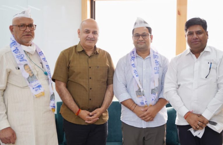 उत्तराखंड कांग्रेस के प्रदेश उपाध्यक्ष जोत सिंह बिष्ट अपने पुत्र के साथ आम आदमी पार्टी में हुए शामिल, मनीष सिसौदिया ने दिलाई पार्टी की सदस्यता