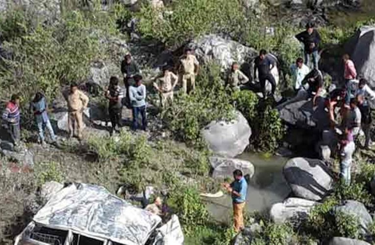 उत्तराखंड में बड़ा हादसा, गंगोत्री हाईवे पर बोलेरो खाई में गिरी, पश्चिम बंगाल के 6 लोगों की दर्दनाक मौत, खाई में गिरते ही वाहन में लगी आग