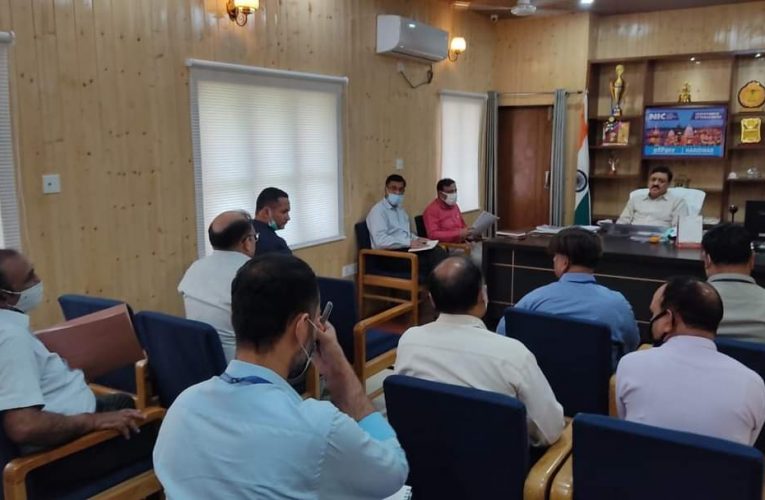 जिलाधिकारी विनय शंकर पाण्डेय ने पार्किंग विकसित करने के निर्देश दिए