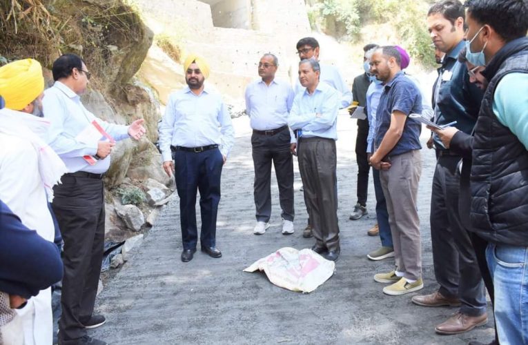 मुख्य सचिव ने बद्री नाथ धाम की व्यवस्थाओं का जायजा लिया, गुणवत्ता के साथ-साथ तेजी लाने के निर्देश दिए