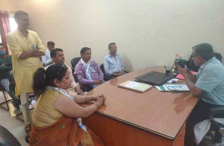 स्कूलों में प्रवेश तिथि बढ़ाए जाने की मांग को लेकर आम आदमी पार्टी का प्रतिनिधिमंडल मुख्य शिक्षा अधिकारी से मिला