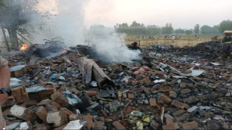 सहारनपुर में पटाखा फैक्ट्री में भीषण आग, 4 की मौत, फैक्टरी पूरी तरह ध्वस्त