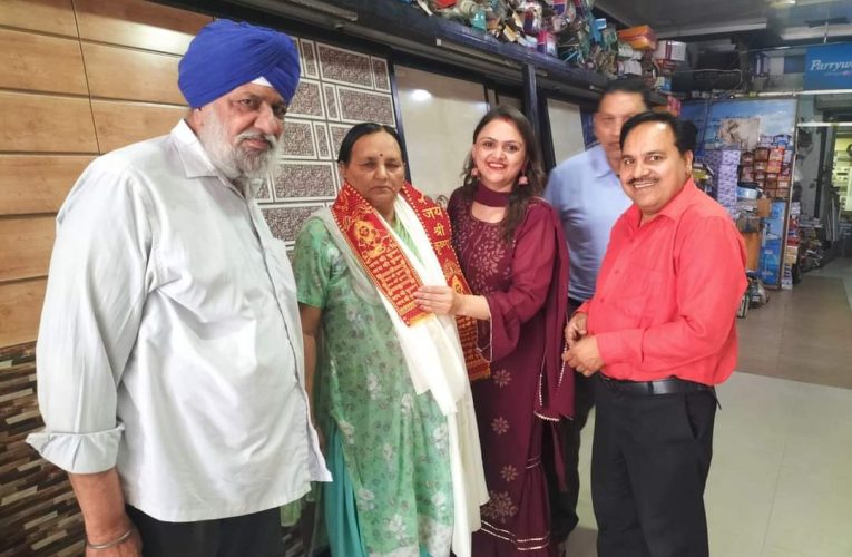 मातृ दिवस पर शॉल ओढ़ाकर सम्मानित किया गया