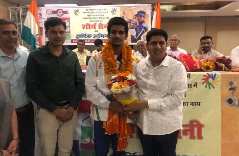 डेफ ओलंपिक ब्राजील में रुड़की के शौर्य सैनी का राइफल शूटिंग प्रतियोगिता में कांस्य पदक जीतने पर शहर में हुआ सम्मान समारोह