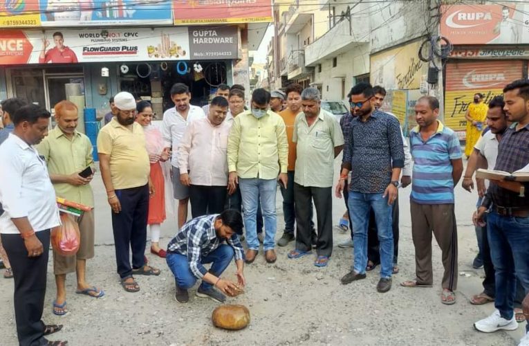 शिवालिक नगर पालिका क्षेत्र के अंतर्गत पालिका अध्यक्ष राजीव शर्मा ने तीन स्थानों पर सड़क, नाली और पुलिया का निर्माण कार्य शुरू कराया