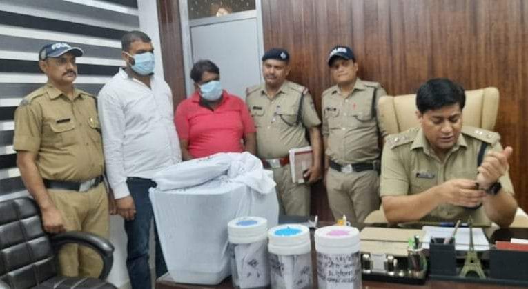 यात्रियों से ग्रीन कार्ड व फिटनेस लाइसेंस के लिए अतिरिक्त शुल्क वसूलने के आरोप में दो गिरफ्तार