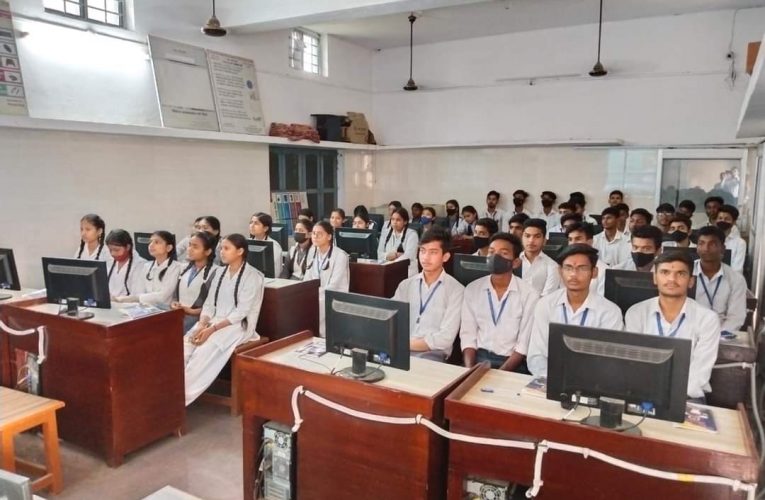 सरस्वती विद्या मंदिर इंटर कॉलेज में गौरैया लौट आ मेरे आंगन कार्यक्रम का आयोजन