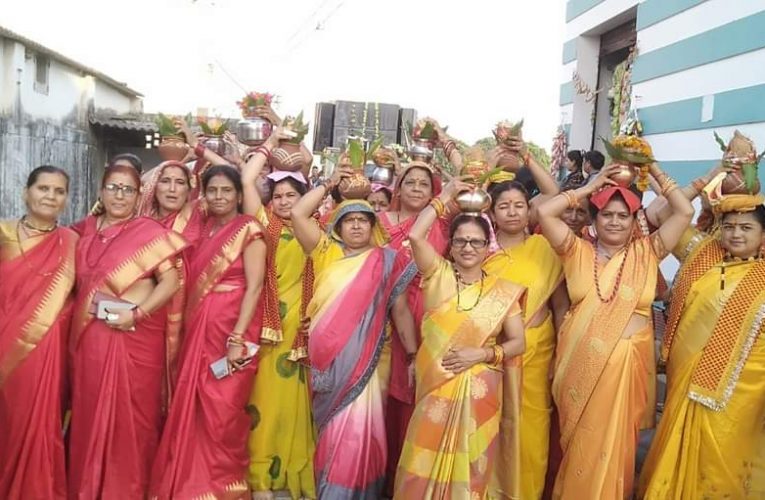 राज विहार कॉलोनी में मूर्ति स्थापना दिवस से पूर्व निकाली कलश यात्रा