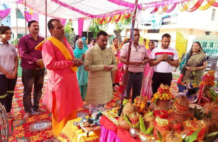 गीता के उपदेश के माध्यम से संसार में प्रेम संभव, मेयर और भक्तों ने कथा व्यास से लिया आशीर्वाद