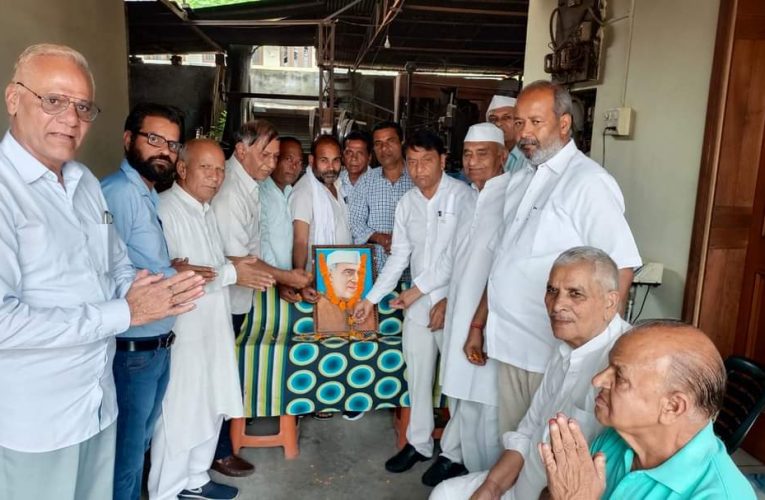 पूर्व प्रधानमंत्री जवाहरलाल नेहरू ने उस स्थिति में देश संभाला था, जब देश में संसाधनों की कमी थी, कांग्रेसियों ने पूर्व प्रधानमंत्री जवाहरलाल नेहरू को याद किया