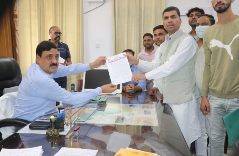 ग्रामीणों ने कंपनी पर गांव के रास्तों को बंद करने का आरोप लगाया, स्थानीय लोगों ने मामले में डीएम को सौंपा ज्ञापन