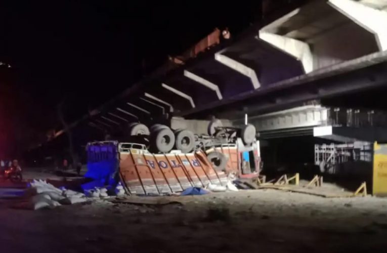 हरिद्वार में भीषण हादसा: चंडीघाट पुल पर तेज रफ्तार मैक्स- ट्रक की आमने-सामने की भिड़ंत, पुल से नीचे गिरा ट्रक, एक की मौत