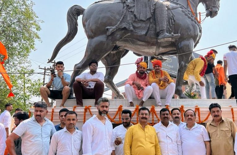 रुड़की में क्षत्रिय समाज ने महाराणा प्रताप की जयंती पर निकाली शोभायात्रा, जगह-जगह पुष्प वर्षा कर लोगों ने किया स्वागत