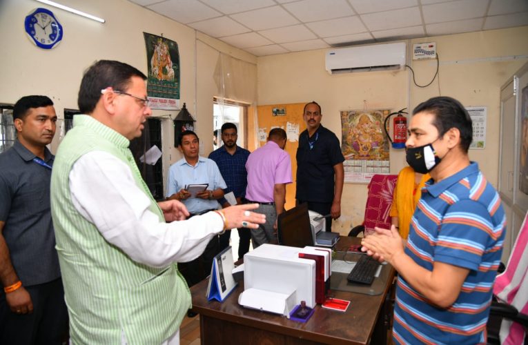 सीएम धामी ने आरटीओ कार्यालय पर मारा छापा, लापरवाही पर भड़के, आरटीओ को किया सस्पेंड
