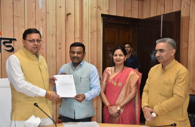 सीएम धामी से मिले रुड़की महापौर गौरव गोयल, नगर के विकास कार्यों के लिए सौंपा मांग पत्र