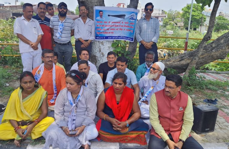 आम आदमी पार्टी के कार्यकर्ताओं ने हनुमान चालिसा का पाठ कर किया प्रदर्शन, कहा चारधाम में अव्यवस्थाओं का अंबार