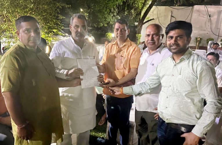 भूसे के अवैध भंडारण पर लगे रोक, भाजपा के पूर्व मंडल अध्यक्ष अरविंद गौतम के नेतृत्व में केंद्रीय पशुपालन मंत्री से मुलाकात कर कार्यकतार्ओं ने की मांग
