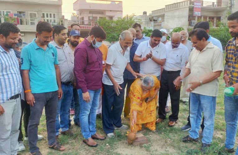 शिवालिक नगर में दो पार्कों के सौंदर्यकरण का काम शुरू, अध्यक्ष राजीव शर्मा ने कहा नगर पालिका निरंतर क्षेत्र में विकास के कार्य कर रही