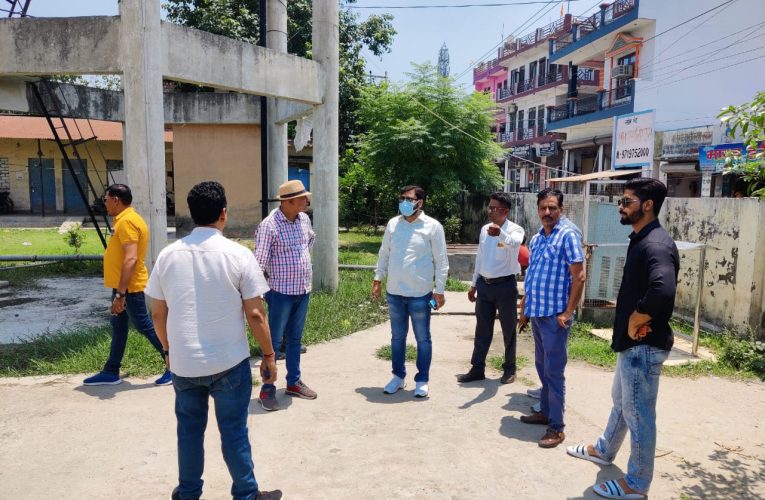 शिवालिक नगर क्षेत्र में कहीं भी जलभराव की समस्या नहीं होगी, नगर पालिका अध्यक्ष राजीव शर्मा ने किया नाली-नालों की सफाई के कार्य का निरीक्षण