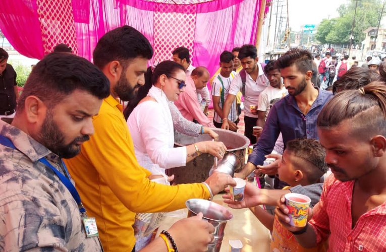 पंडित जवाहरलाल नेहरू एक युग थे, जिन्होंने नए भारत की नींव रखी थी, रुड़की में कांग्रेस नेत्री एवं समाजसेविका रश्मि चौधरी ने तपती गर्मी में राहगीरों को पिलाया शरबत