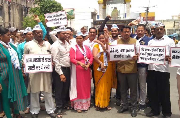 दिल्ली के स्वास्थ्य मंत्री सत्येंद्र जैन की गिरफ्तारी के विरोध में आप ने किया प्रदर्शन, कहा भाजपा जांच एजेंसियों के सहारे लोकतंत्र की हत्या कर रही