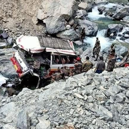 लद्दाख में सैनिकों से भरा वाहन नदी में गिरा, सात की जान गई, पीएम मोदी ने जताया दुख