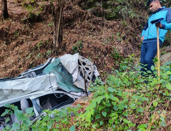 उत्तराखंड में बड़ा हादसा, देर रात खाई में गिरी कार, तीन लोगों की मौत, एक की हालत गंभीर