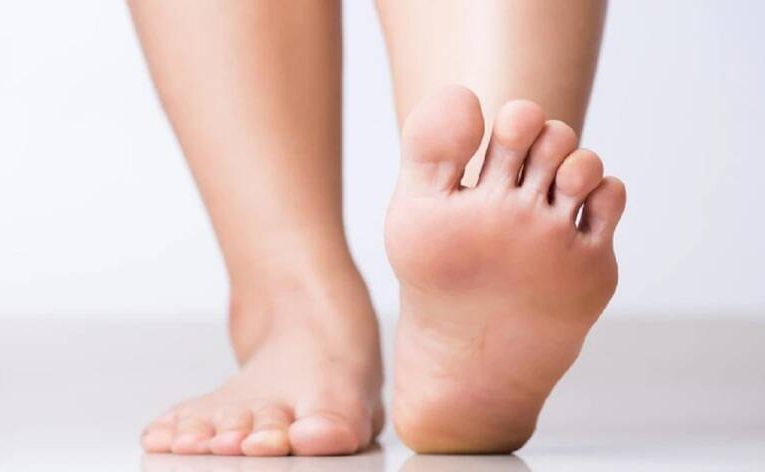 पैरों में होने वाले ये 10 बदलाव कोलेस्ट्रॉल बढ़ने के हो सकते हैं संकेत, जानिए पैरों में कैसे दिखते हैं हाई कोलेस्ट्रॉल के लक्षण