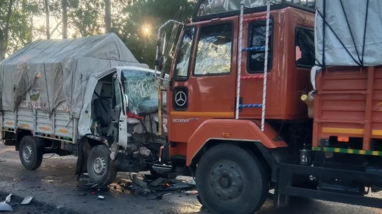 तेज रफ्तार ट्रक से टकराई टाटा एस गाड़ी, छह की मौत, अस्थियां प्रवाहित कर हरिद्वार से लौट रहा था परिवार
