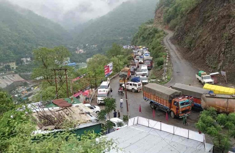 उत्तराखंड: मलबे ने रोकी 138 सड़कों की राह, बदरीनाथ-गौरीकुंड हाईवे बंद, सोनप्रयाग में पहाड़ी से गिरे पत्थर, एक यात्री की मौत